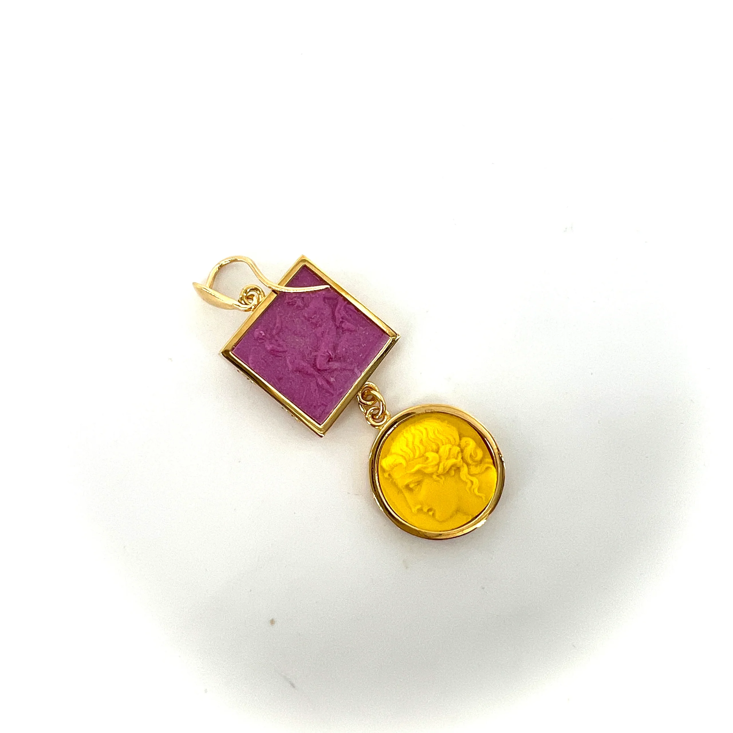 Boucles d'Oreilles en Plaqué Or et Résine Violet et Jaune – Image 4