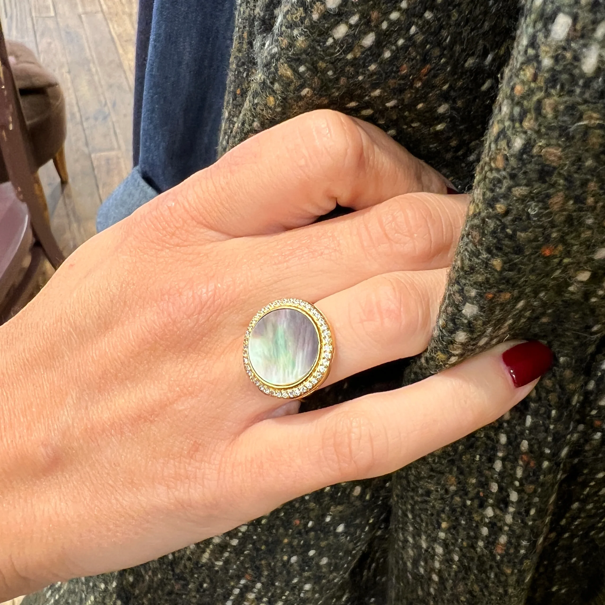 Bague MADEMOISELLE en Nacre et Zirconiums Blancs – Image 3