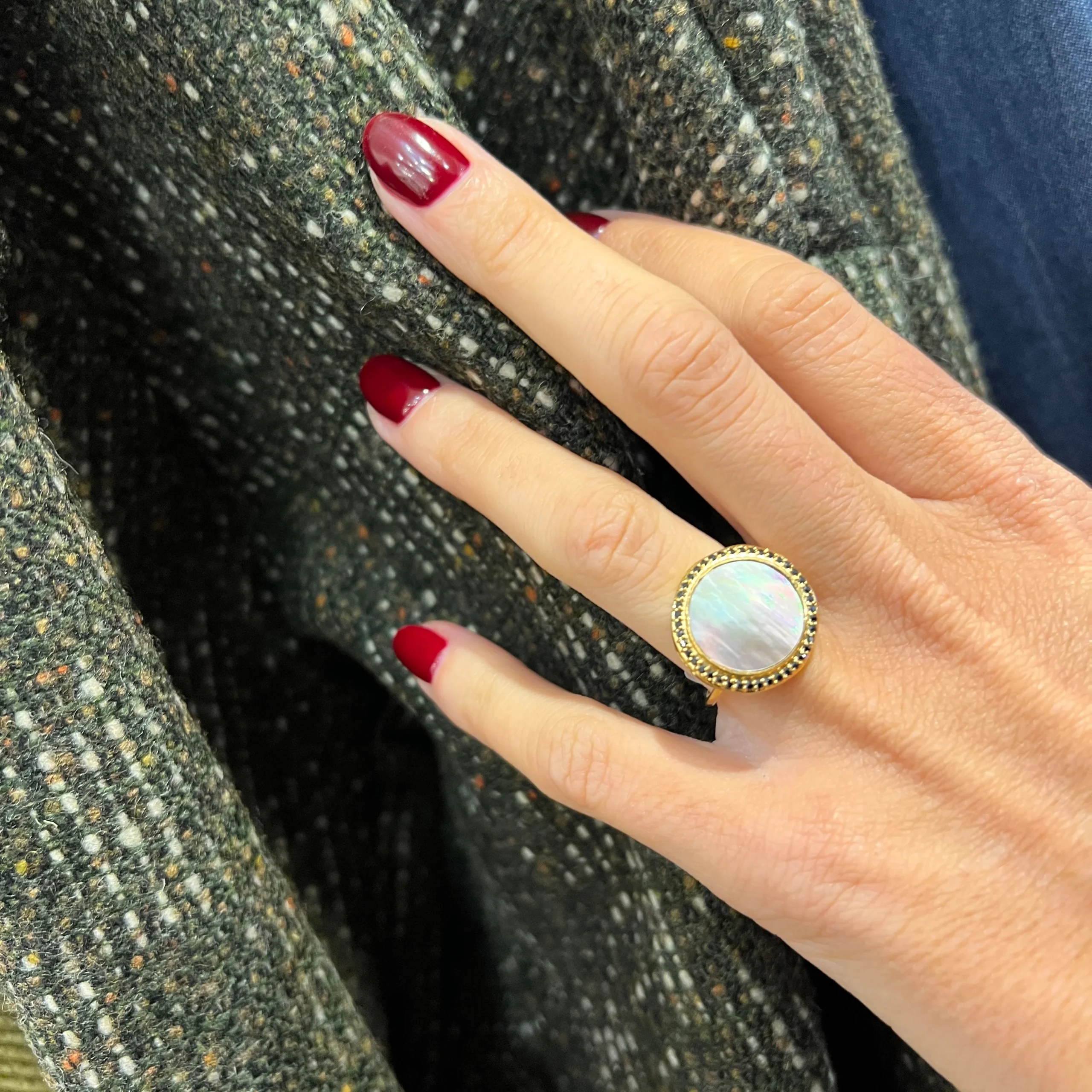 Bague MADEMOISELLE en Nacre et Zirconiums Noirs – Image 3