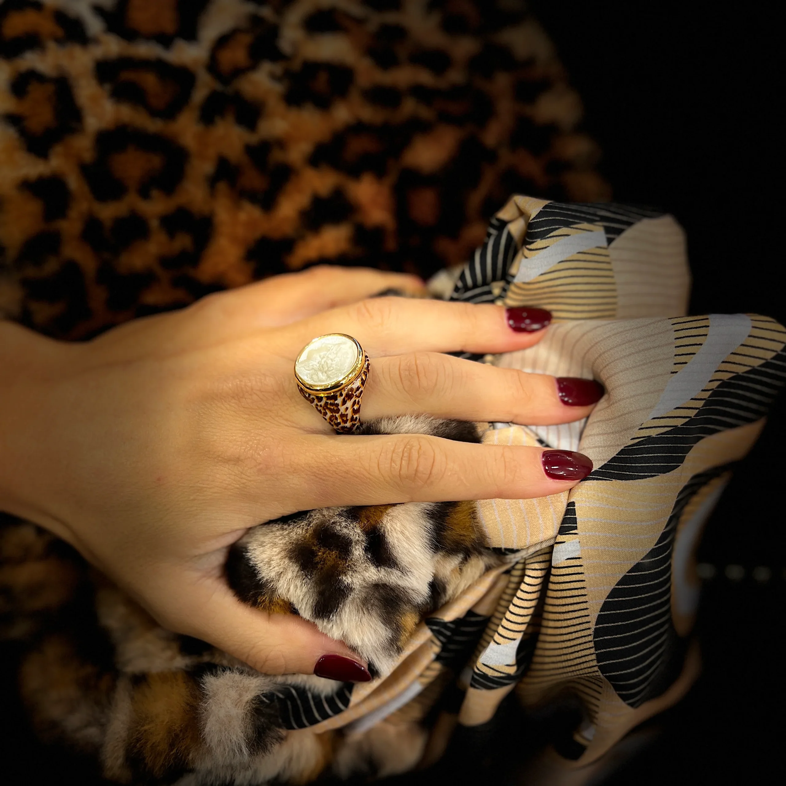 Bague Ronde en Plaqué Or Imprimé Motif Léopard et Résine Champagne Motif Statue Grecque