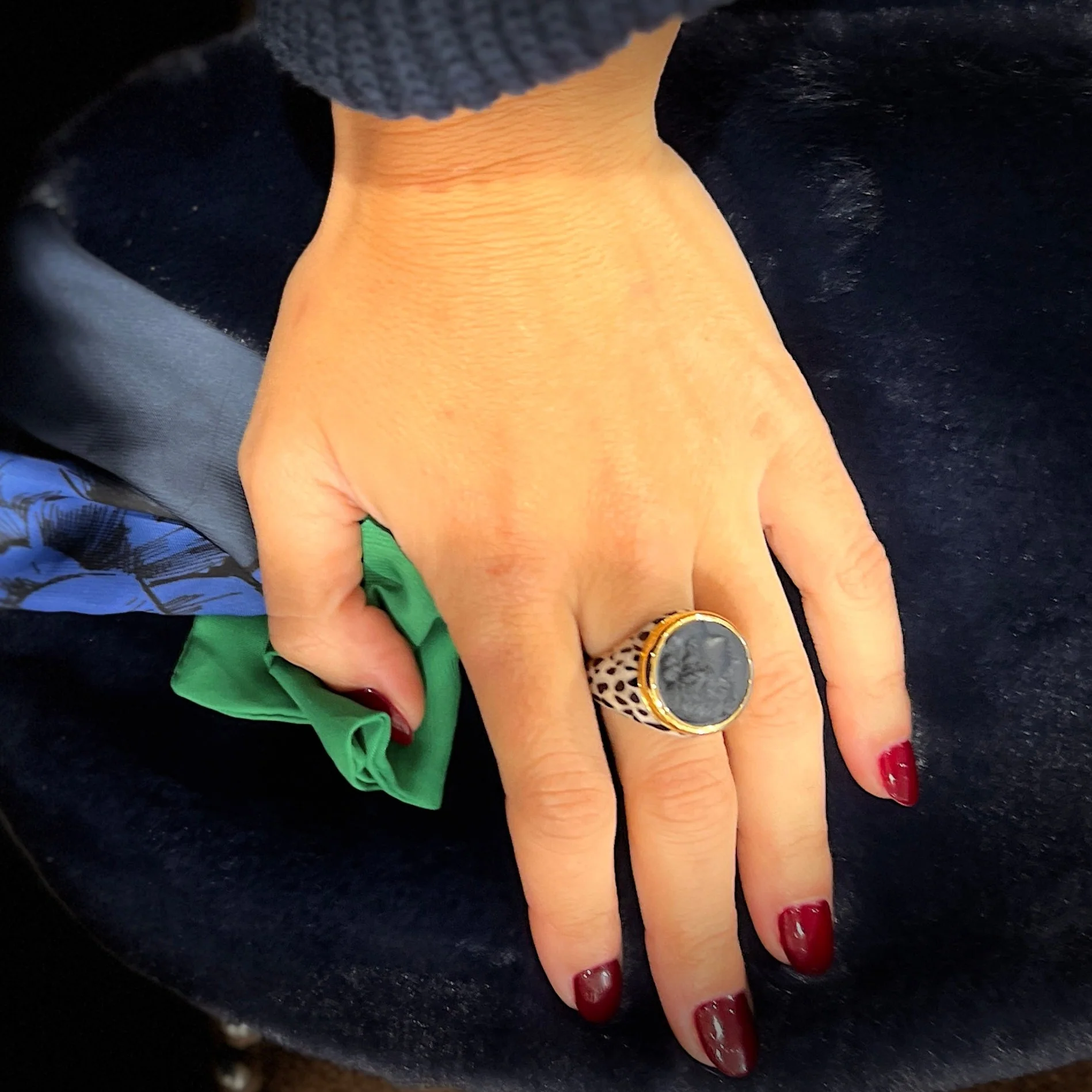 Bague Ronde en Plaqué Or Imprimé Noir / Blanc et Résine Noire Motif Statue Grecque – Image 2