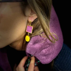 Boucles d'Oreilles en Plaqué Or et Résine Violet et Jaune