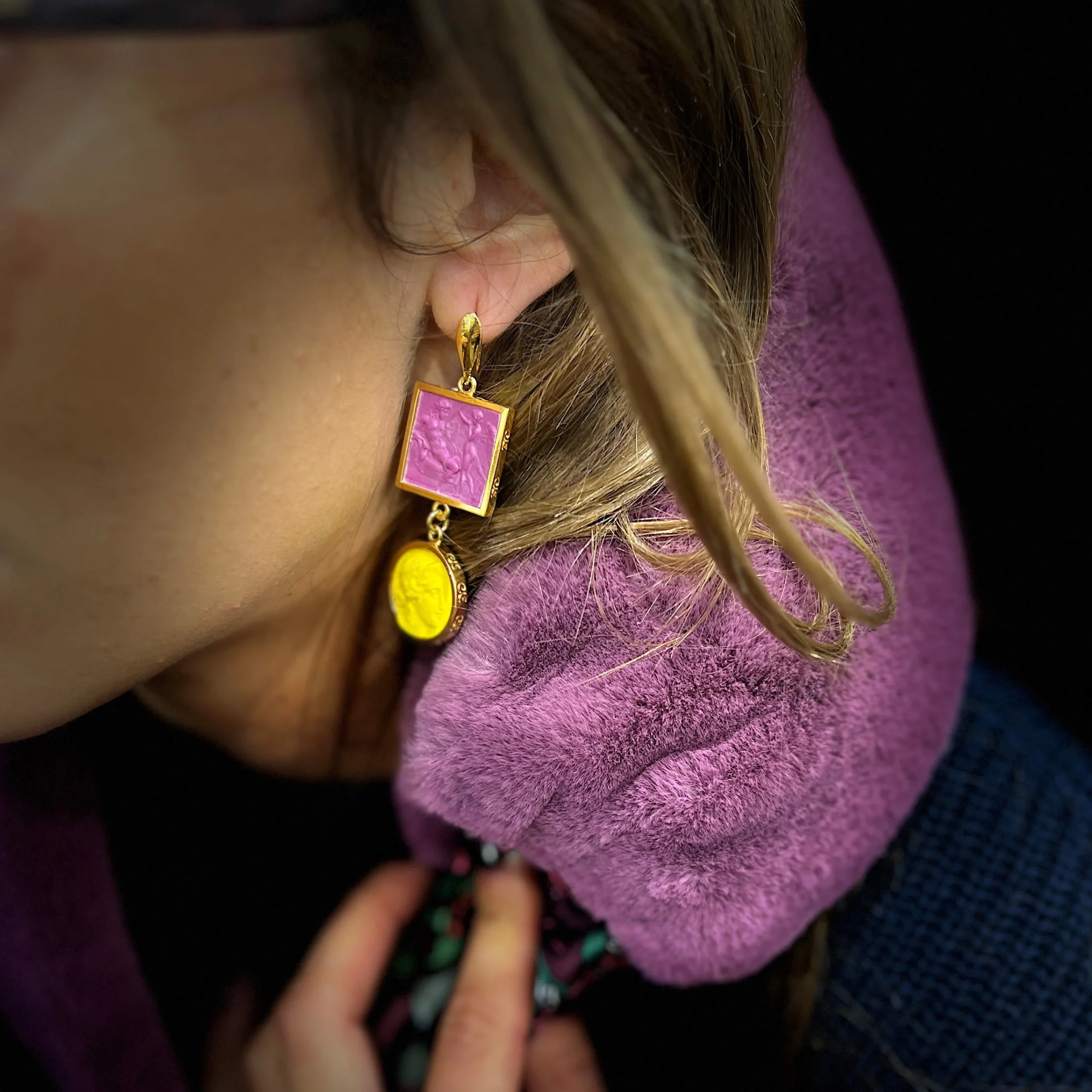 Boucles d'Oreilles en Plaqué Or et Résine Violet et Jaune – Image 2