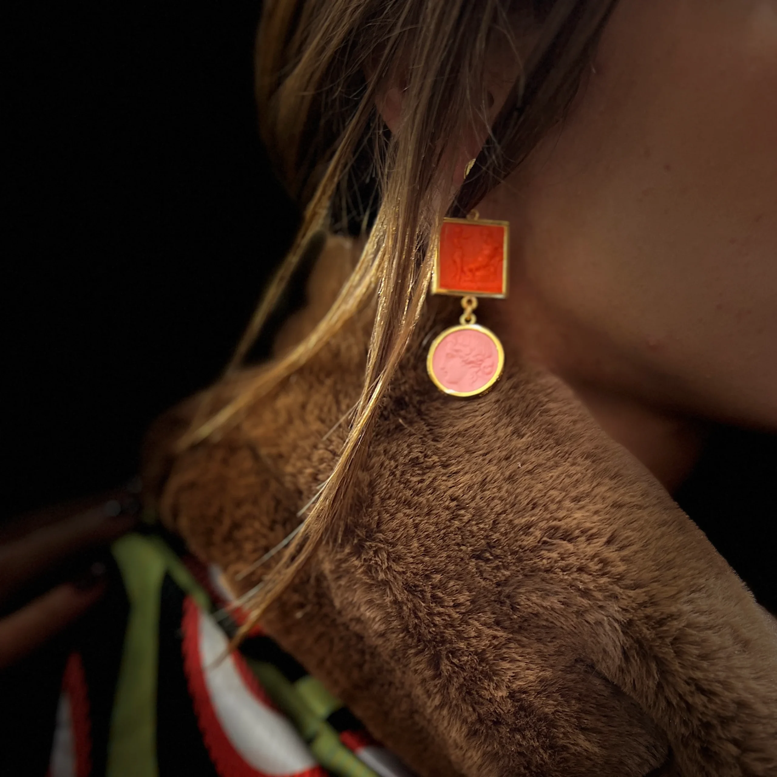 Boucles d'Oreilles en Plaqué Or et Résine Orange et Rose Poudré – Image 2