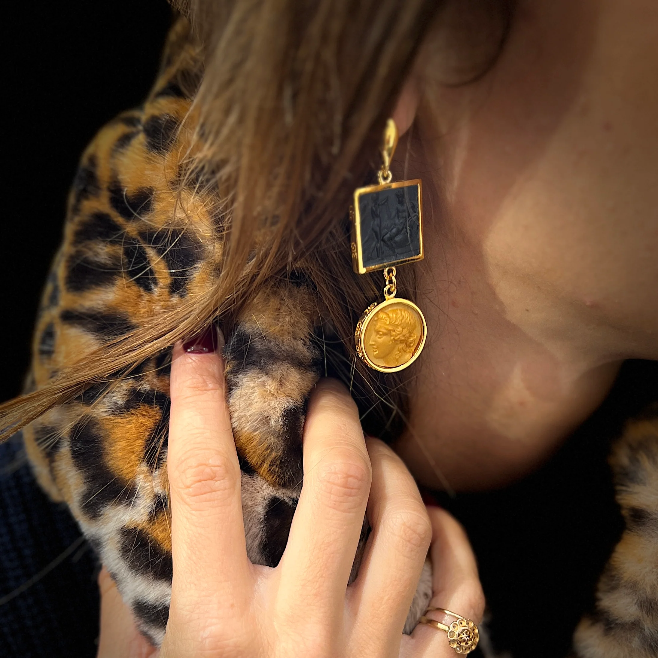 Boucles d'Oreilles en Plaqué Or et Résine Gold et Noir – Image 2