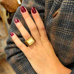 Large Bague en Acétate Tortoise Cabochon Crème Serti Plaqué Or