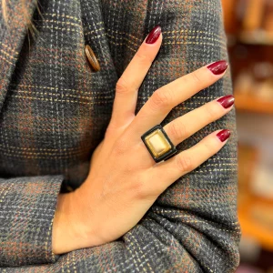 Large Bague en Acétate Noire Cabochon Crème Serti Plaqué Or