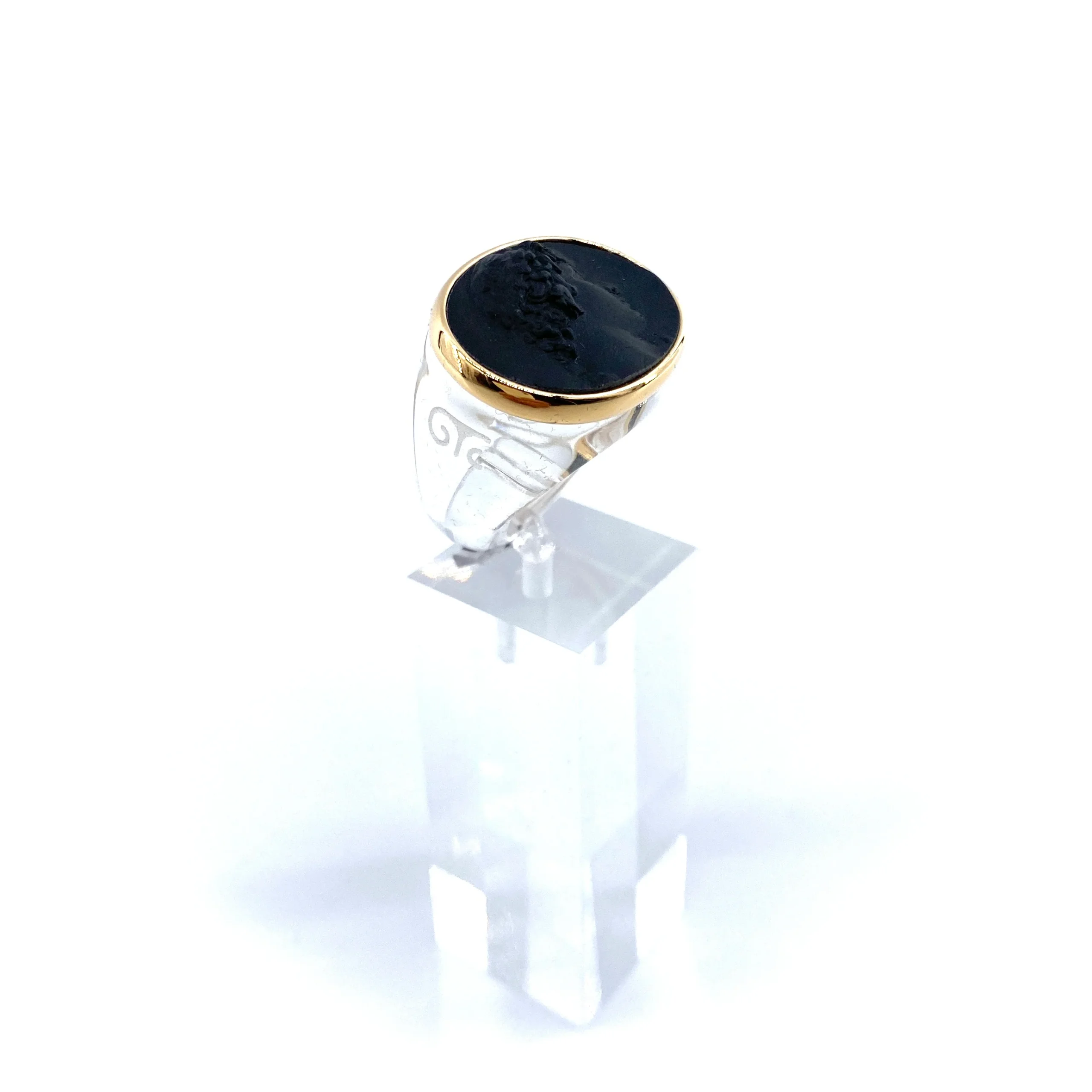 Large Bague en Plexiglas et Résine Noire Motif Statue Grecque – Image 3