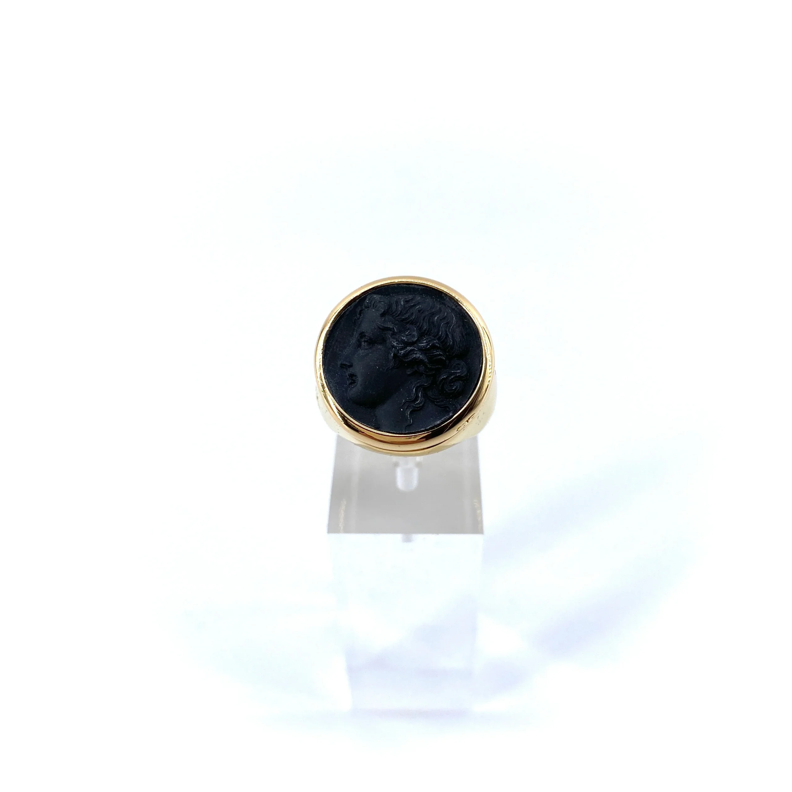 Bague Ronde en Plaqué Or et Résine Noire Motif Statue Grecque – Image 2
