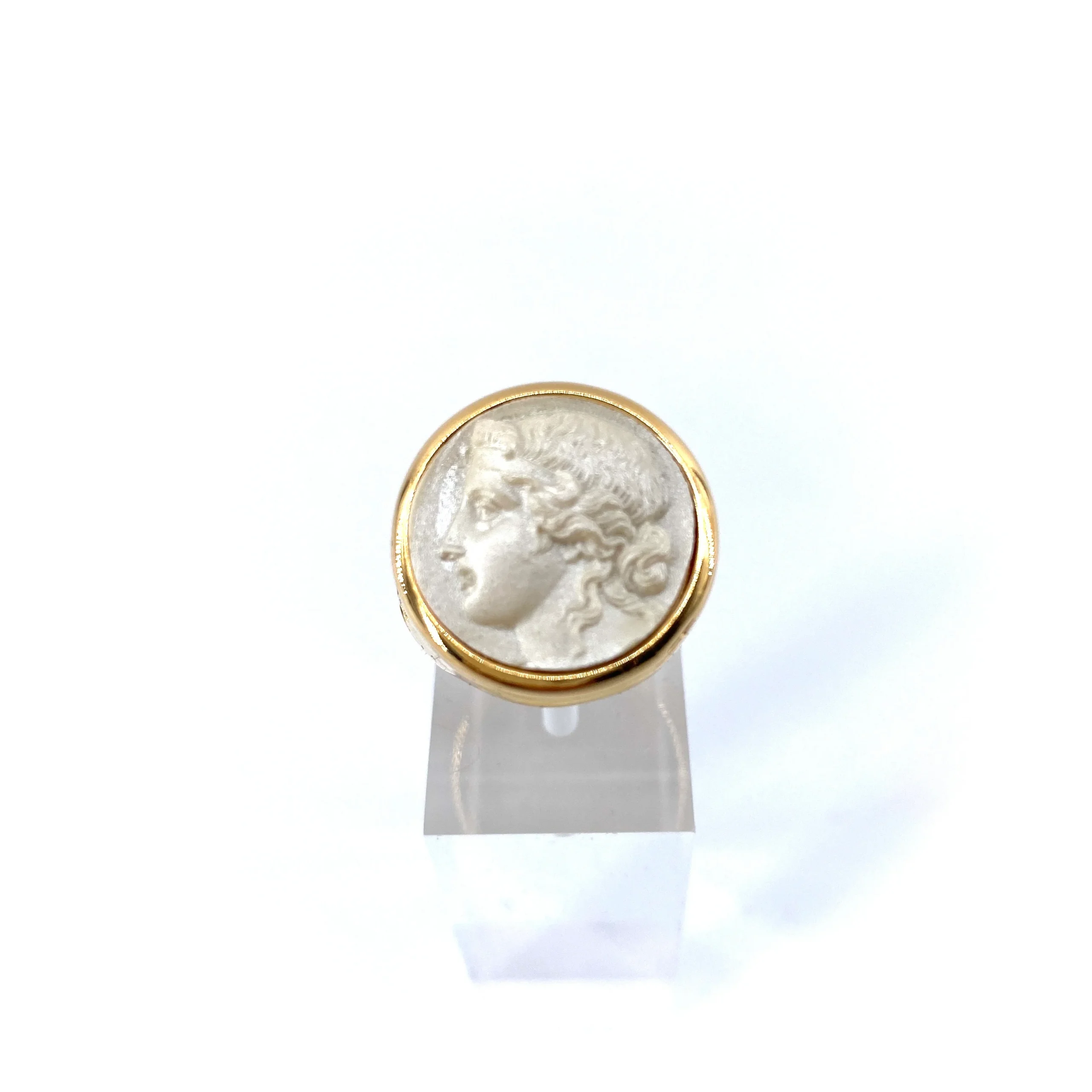 Bague Ronde en Plaqué Or et Résine Champagne Motif Statue Grecque – Image 5