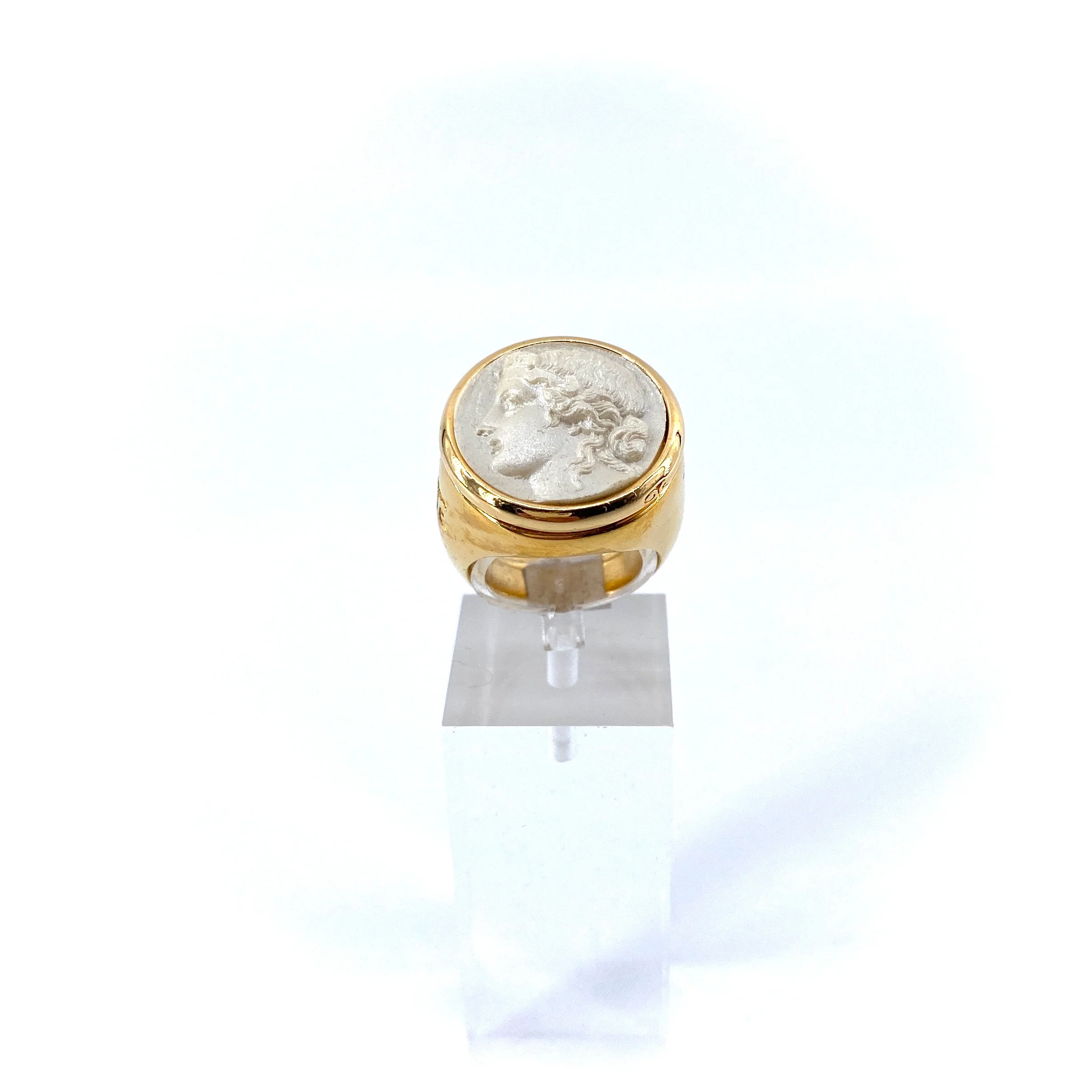 Bague Ronde en Plaqué Or et Résine Champagne Motif Statue Grecque – Image 3