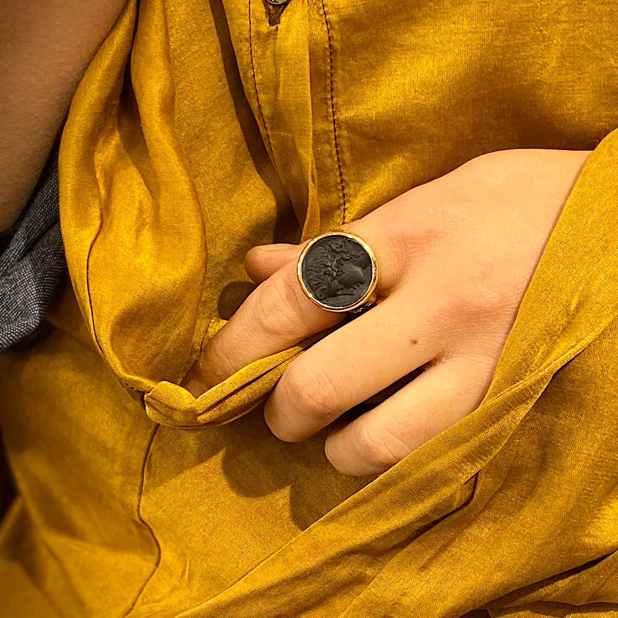 Bague Ronde en Plaqué Or et Résine Noire Motif Statue Grecque – Image 5