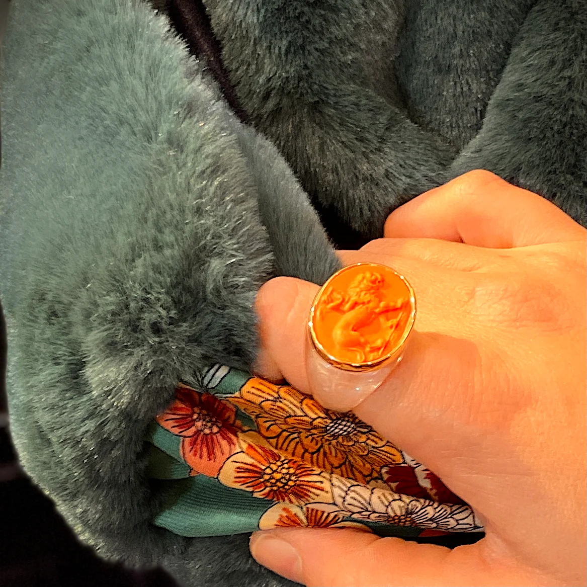 Large Bague en Plexiglas et Résine Orange Motif Lion – Image 6