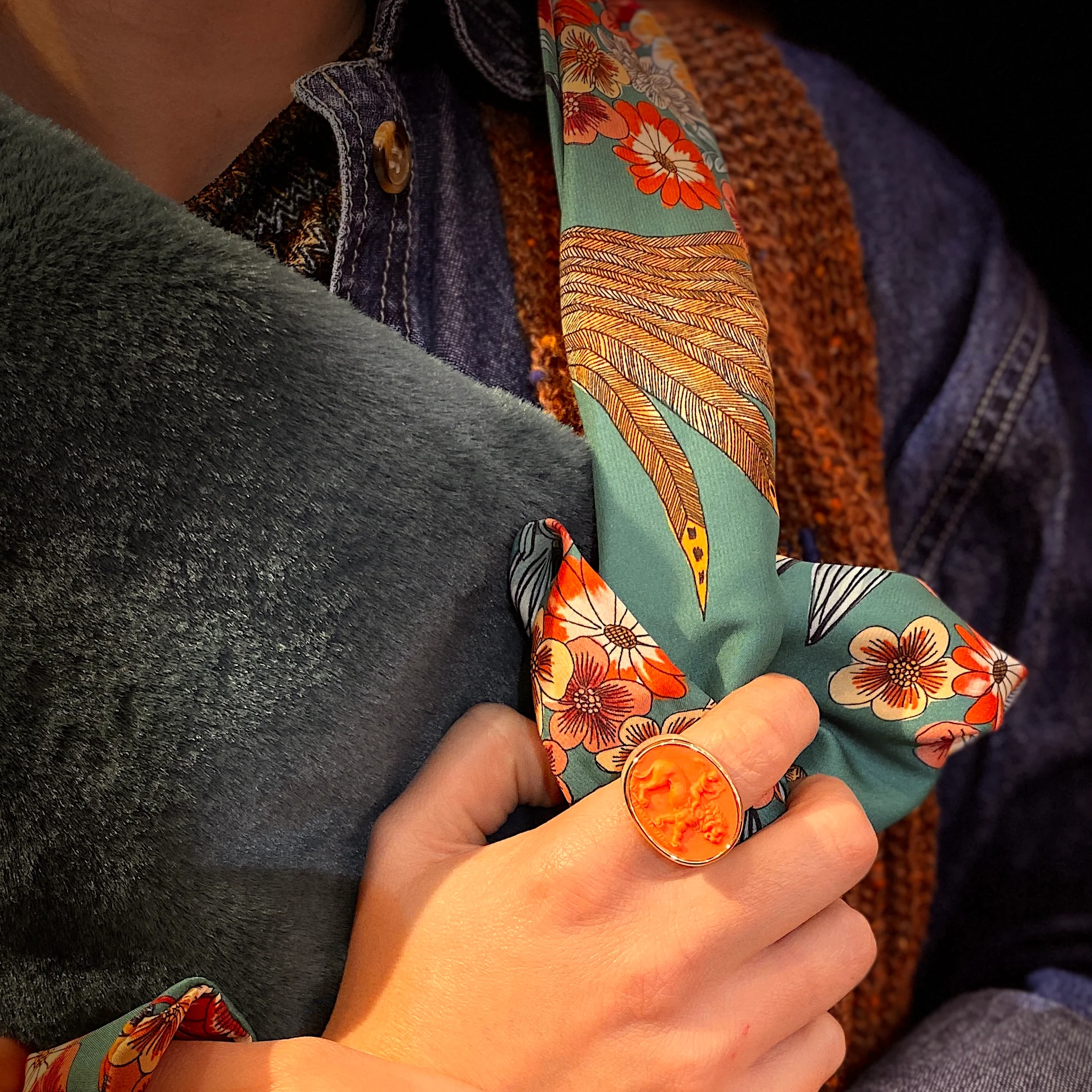 Large Bague en Plexiglas et Résine Orange Motif Lion