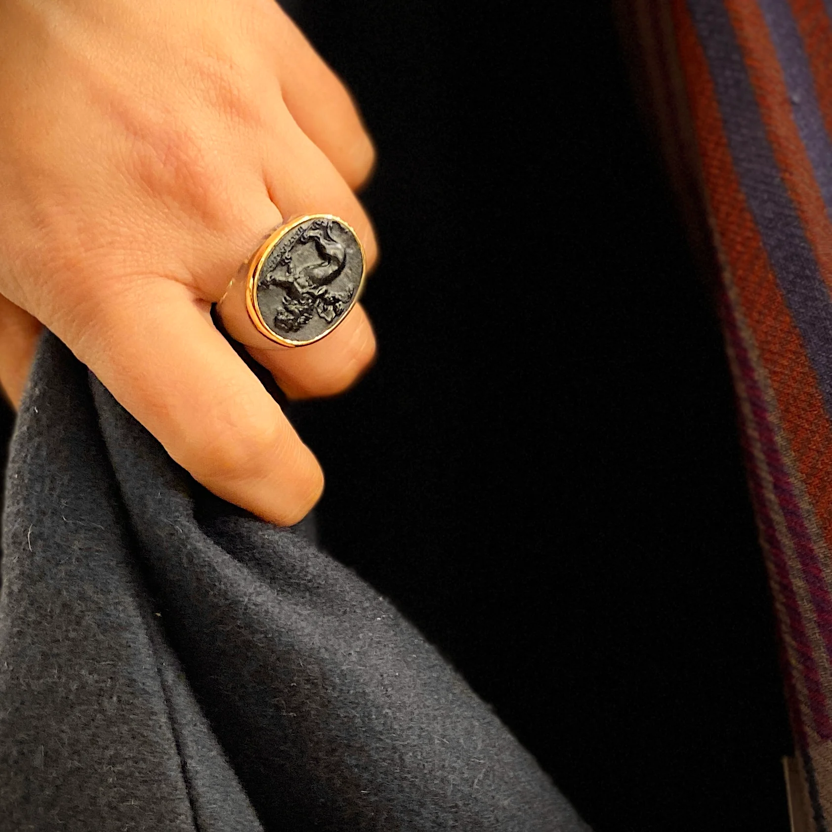 Large Bague en Plexiglas et Résine Noire Motif Lion – Image 3
