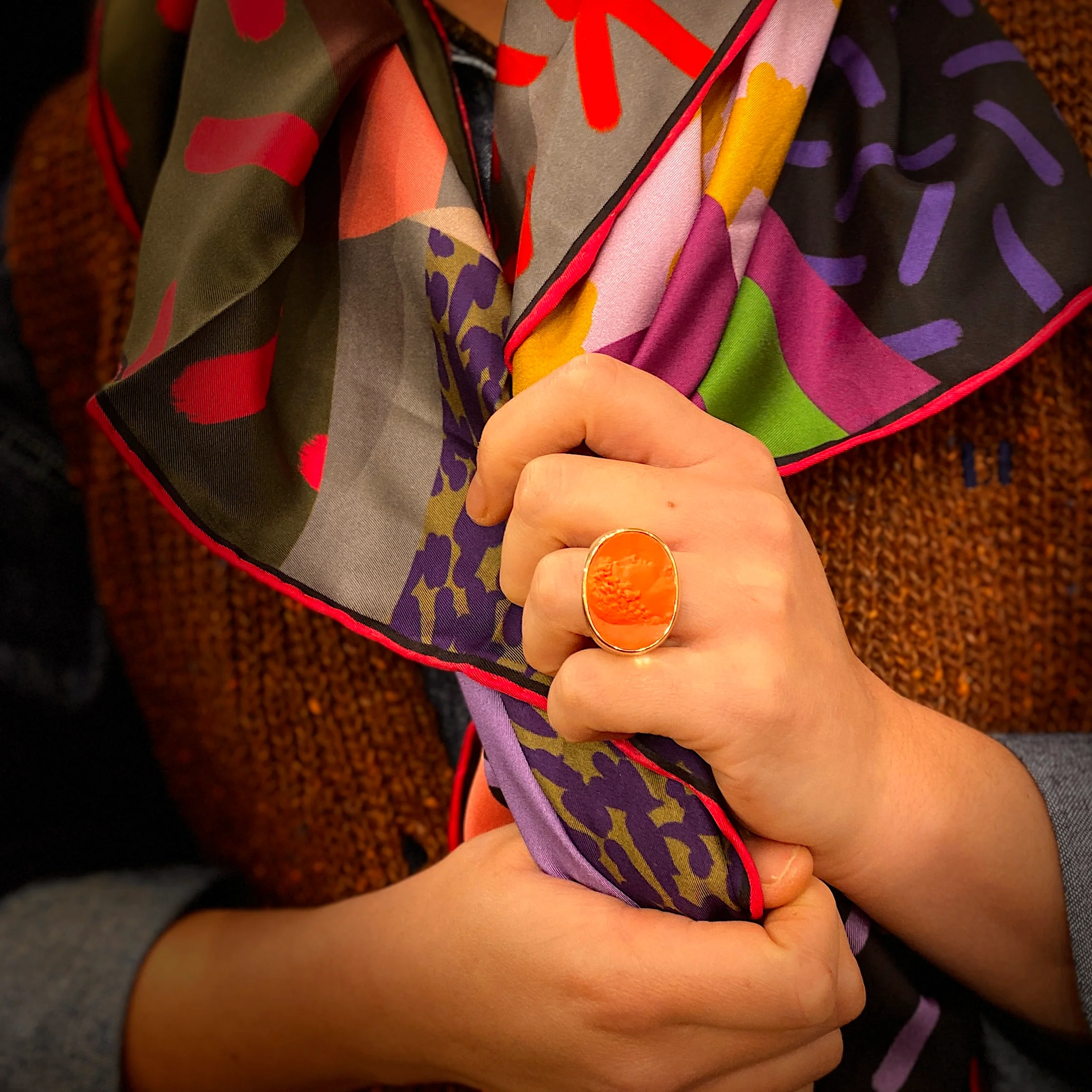 Large Bague en Plexiglas et Résine Orange Motif Statue Grecque – Image 6