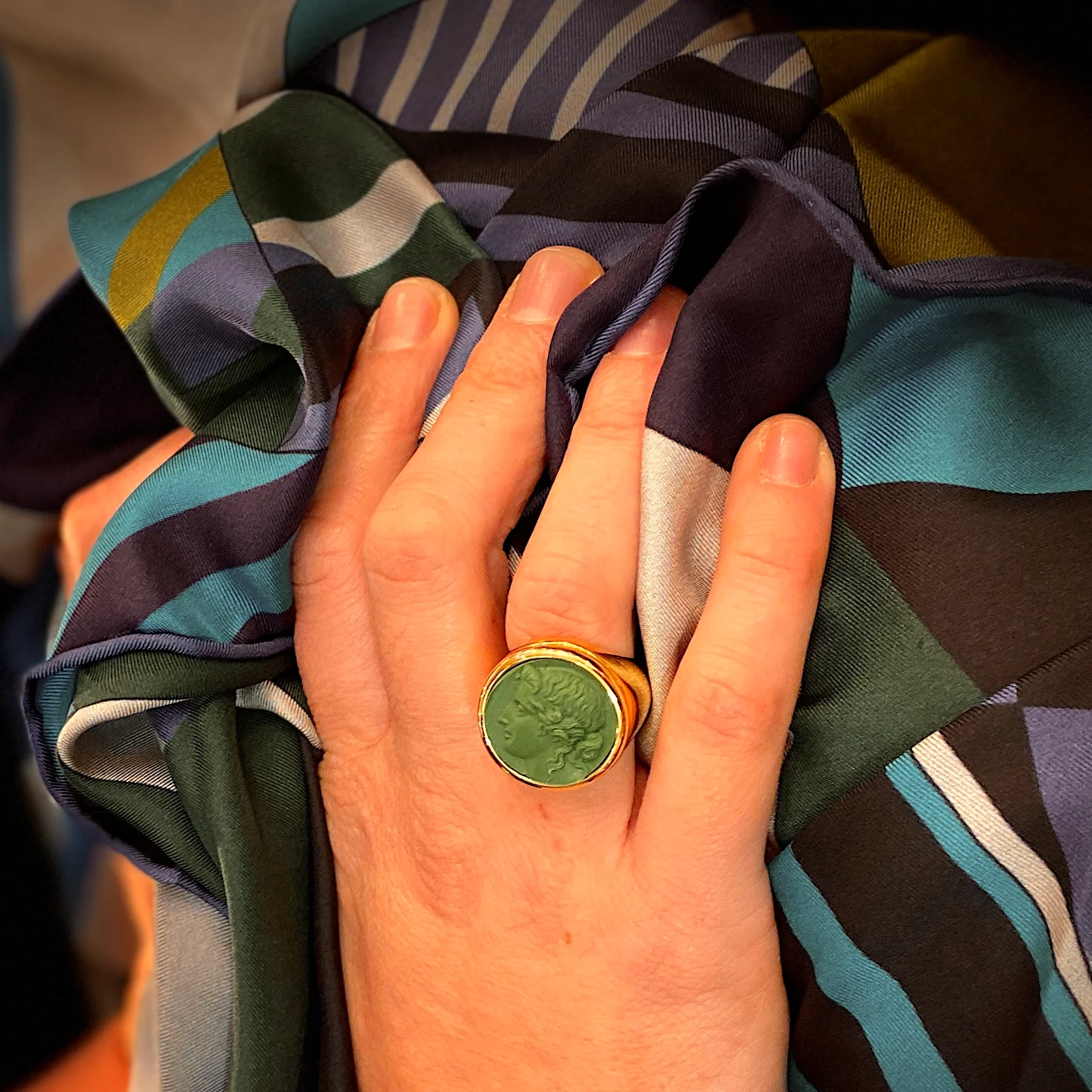 Bague Ronde en Plaqué Or et Résine Verte Motif Statue Grecque – Image 3