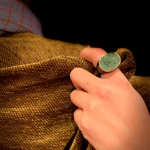 Large Bague en Plexiglas Noir et Résine Verte Motif Statue Grecque