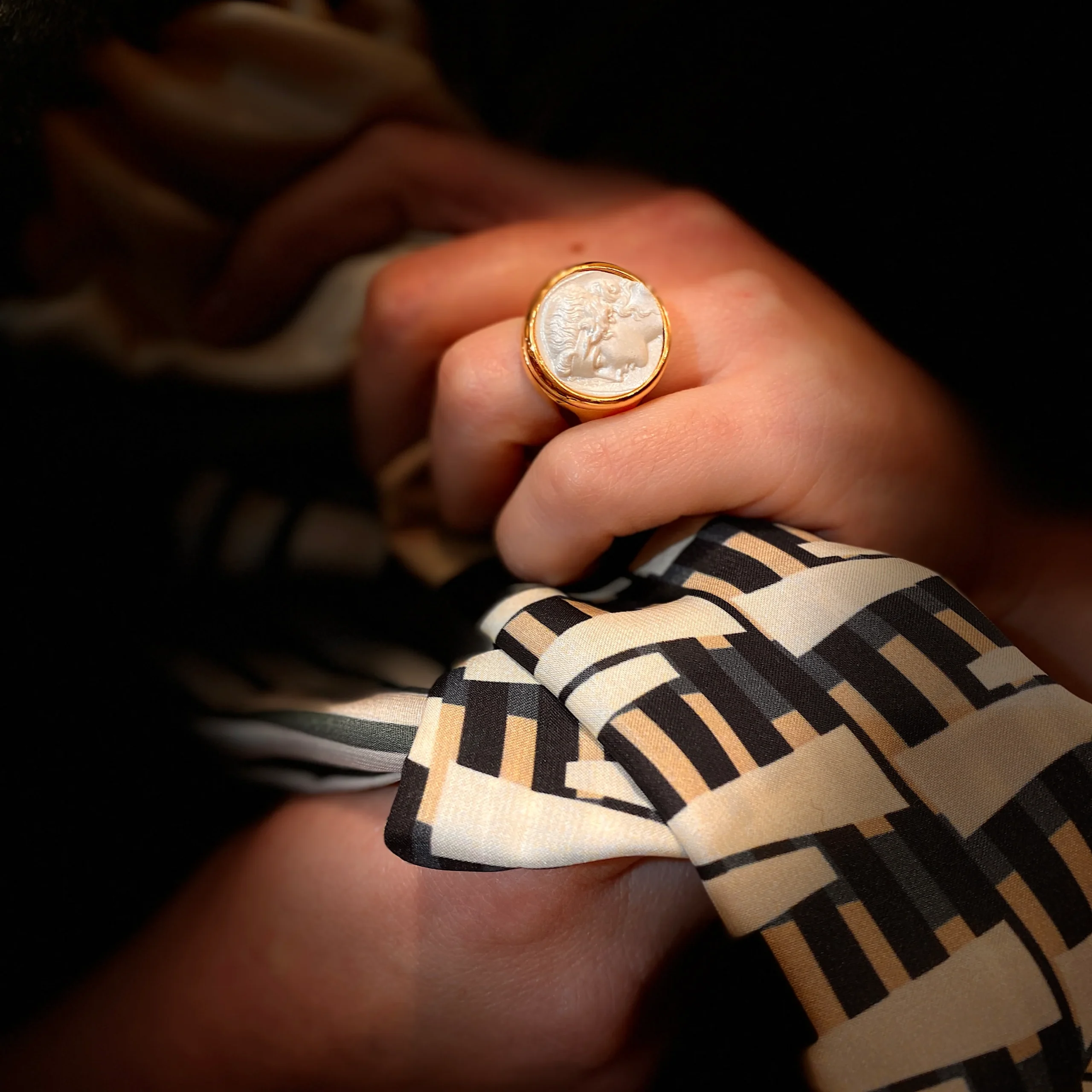 Bague Ronde en Plaqué Or et Résine Champagne Motif Statue Grecque – Image 2