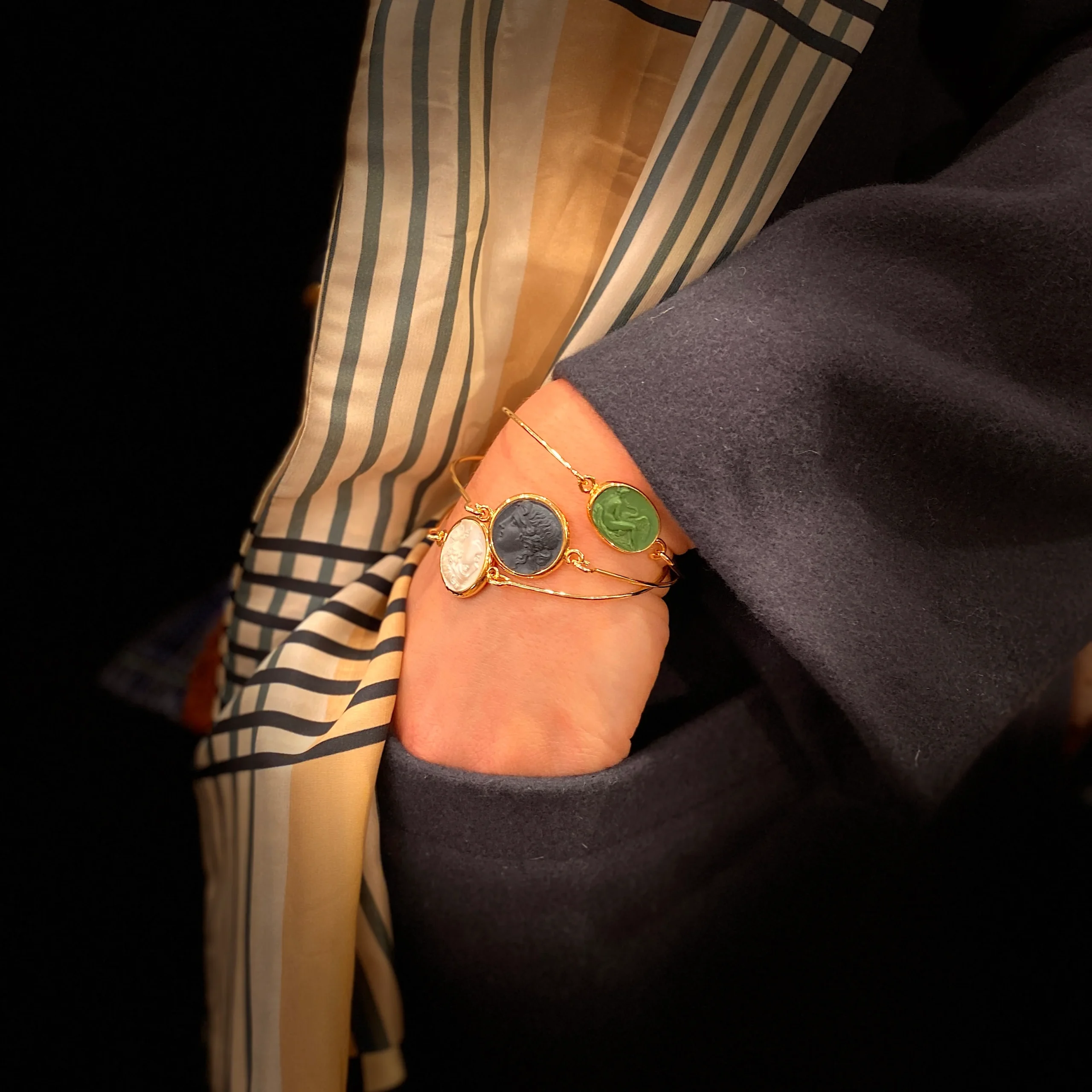 Jonc en Plaqué Or Motif Cygne Ovale en Résine Verte – Image 7