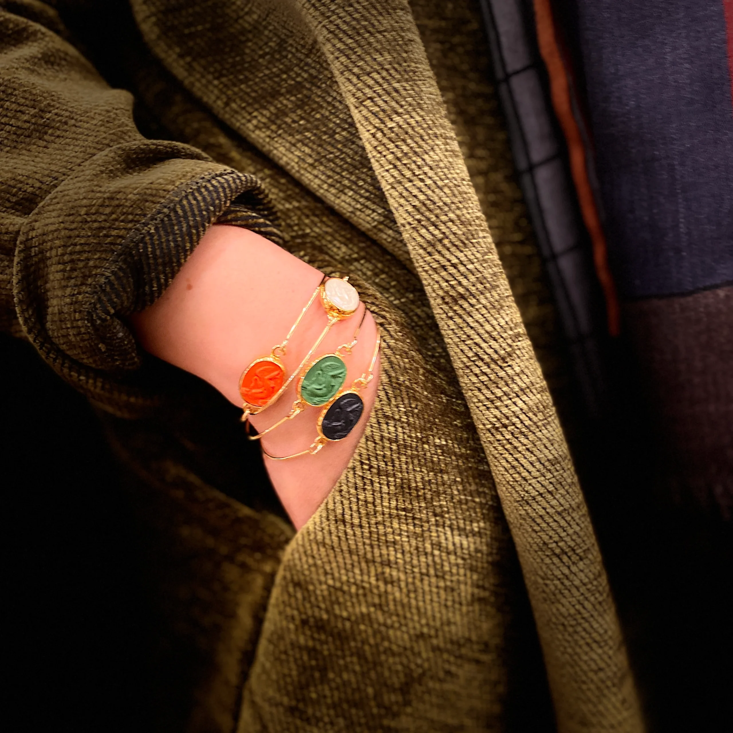 Jonc en Plaqué Or Motif Cygne Ovale en Résine Orange – Image 6