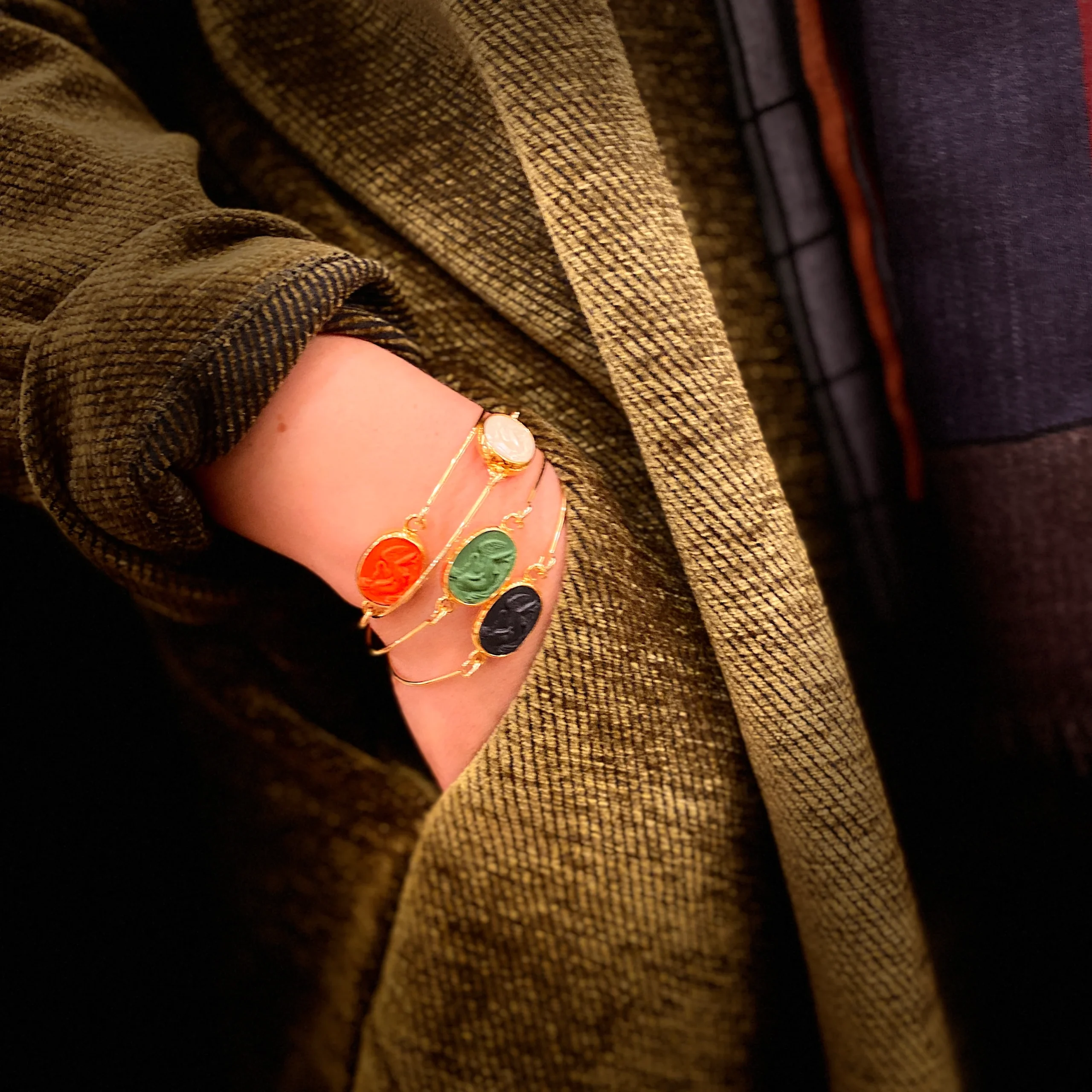 Jonc en Plaqué Or Motif Cygne Ovale en Résine Champagne – Image 6