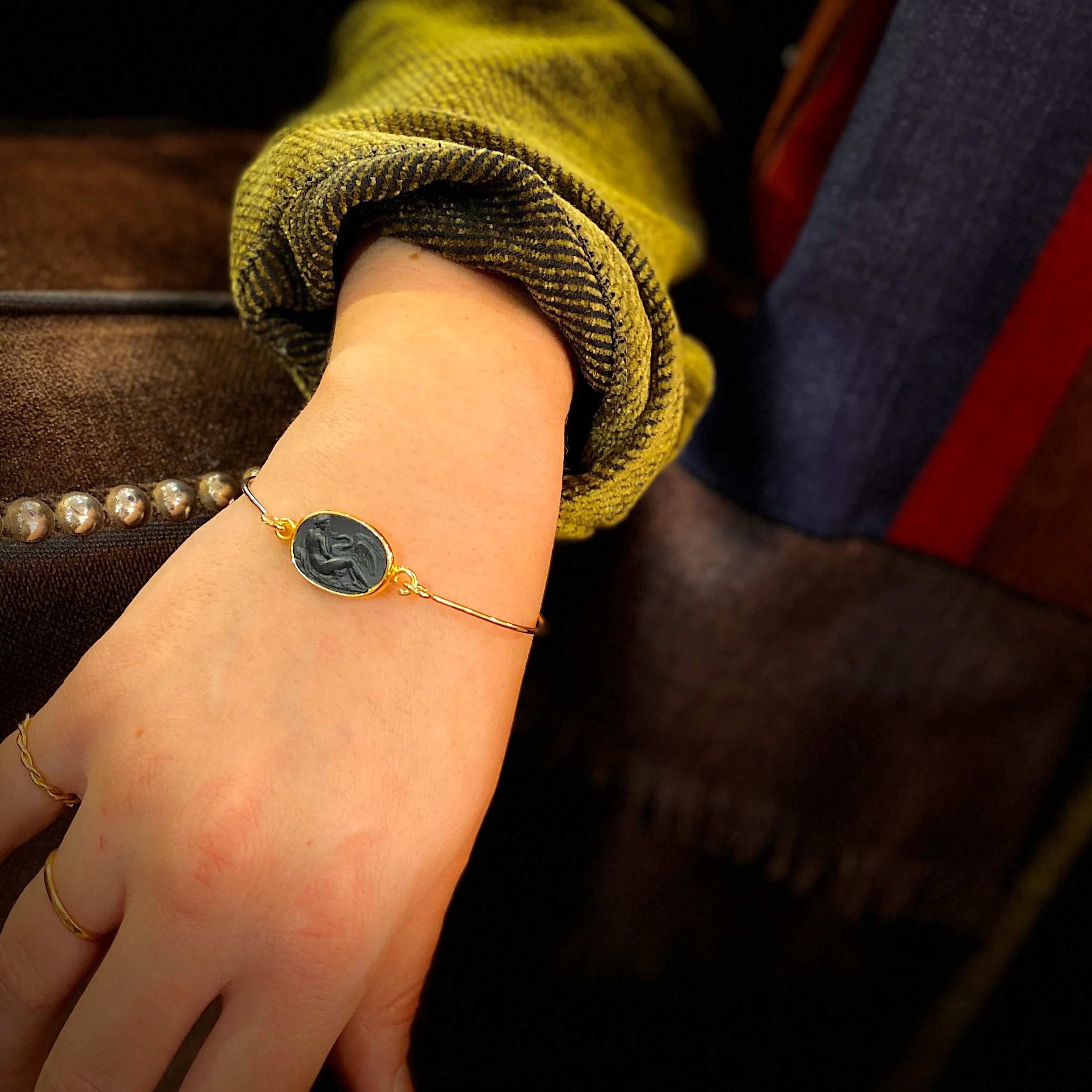 Jonc en Plaqué Or Motif Cygne Ovale en Résine Noire – Image 4