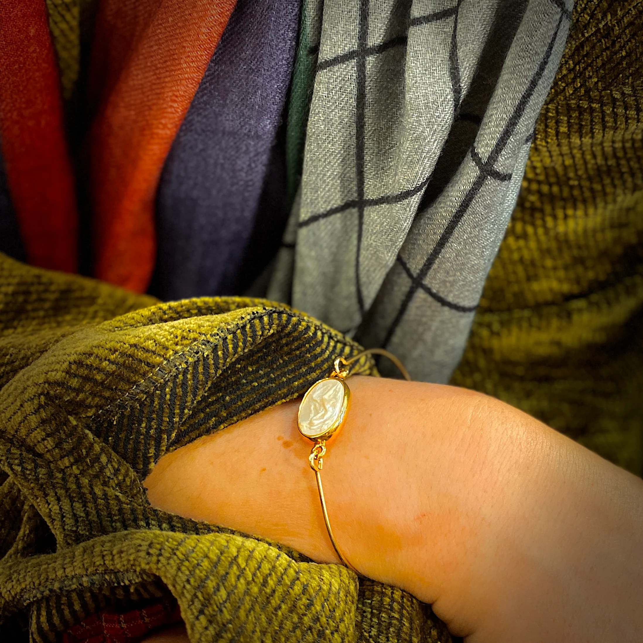 Jonc en Plaqué Or Motif Cygne Ovale en Résine Champagne – Image 5