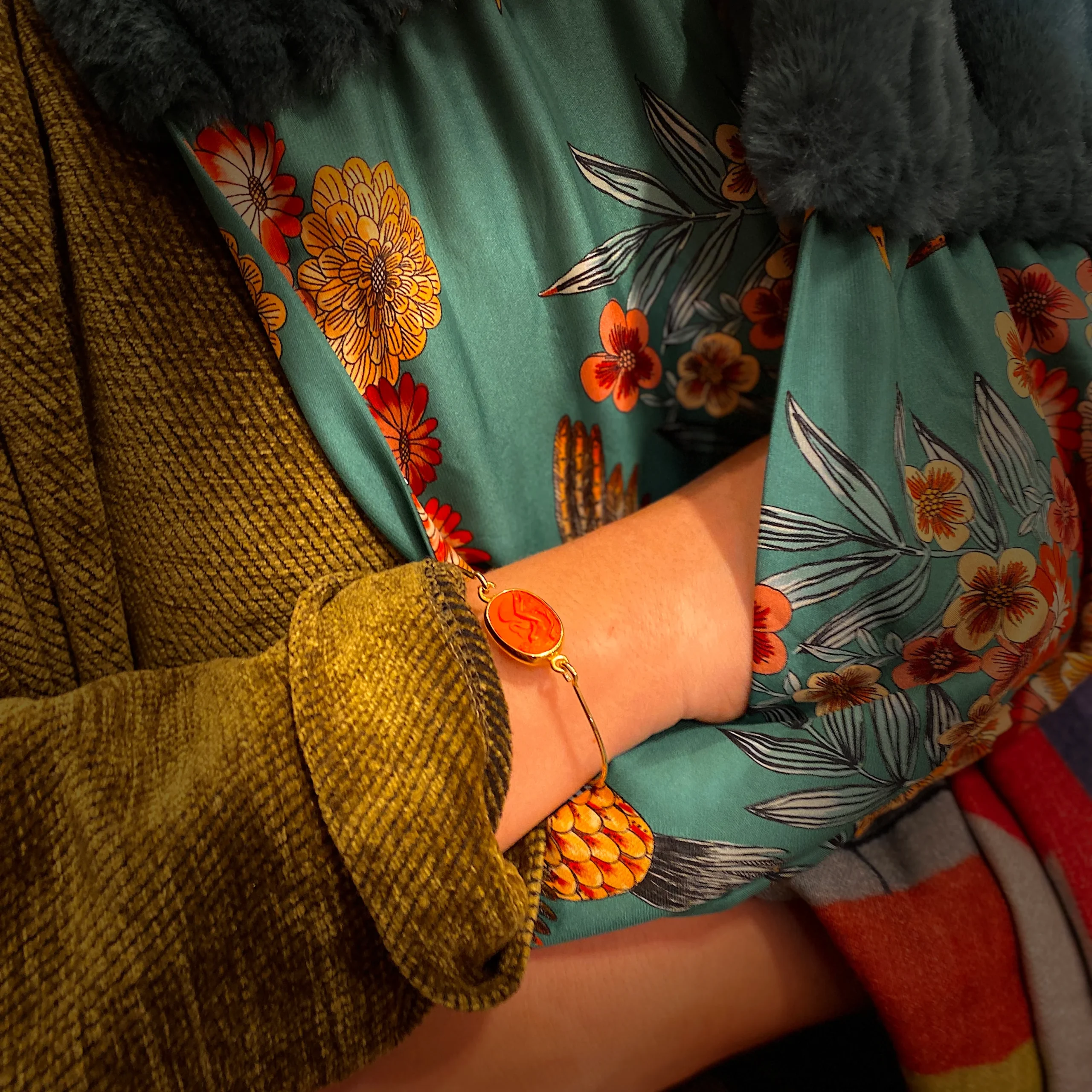 Jonc en Plaqué Or Motif Cygne Ovale en Résine Orange