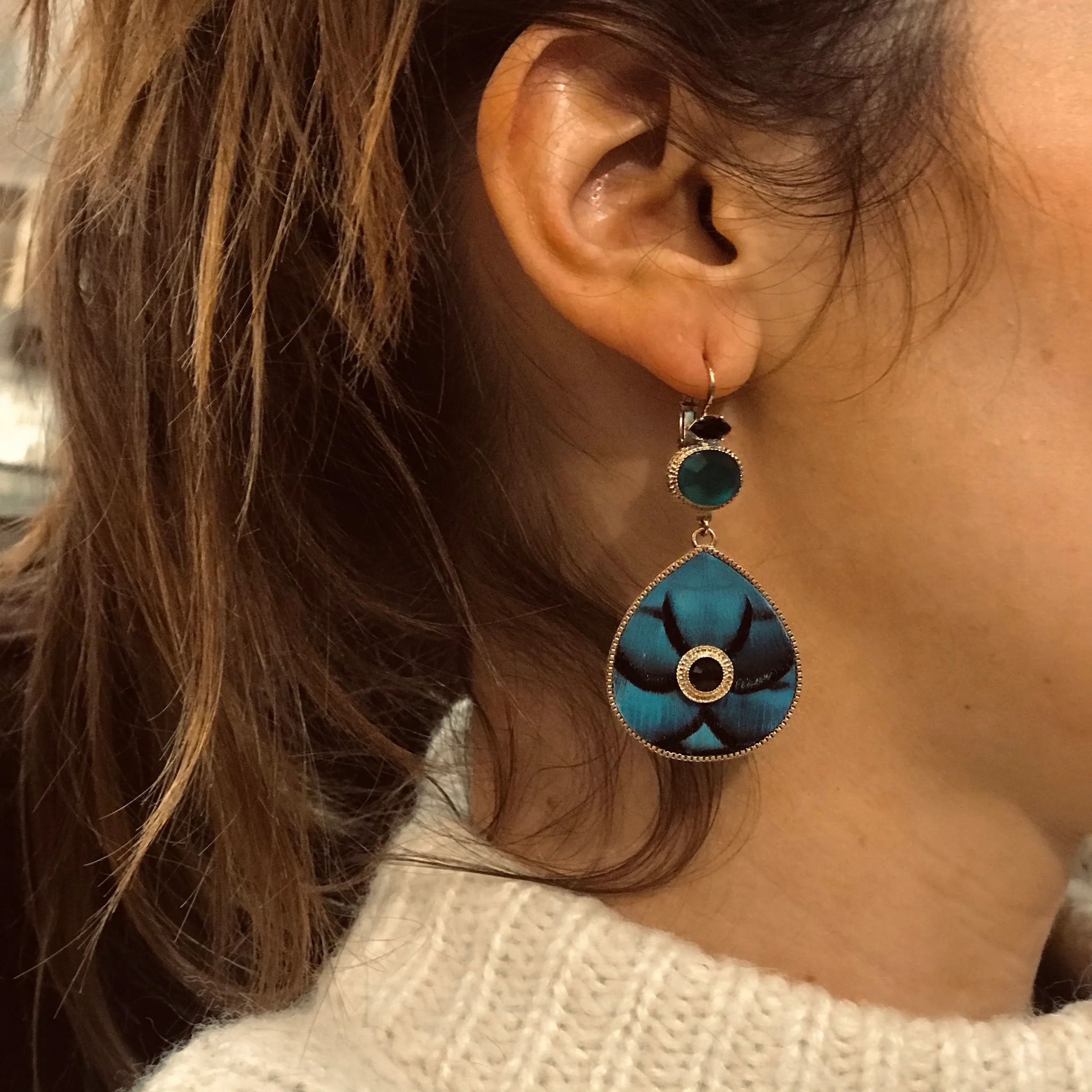 Boucles d'Oreilles FUJITA en Plumes Turquoise – Image 3