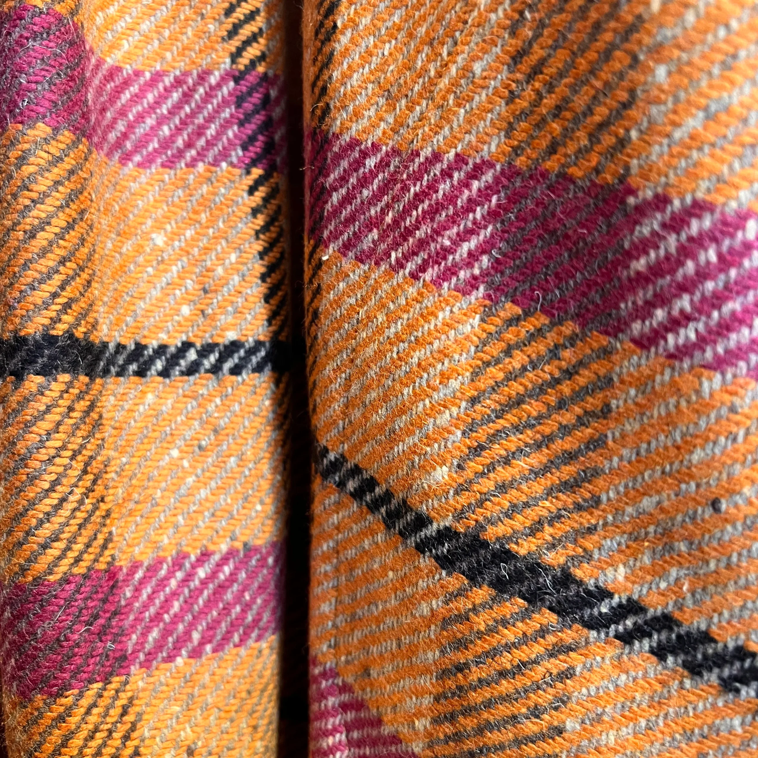 Manteau TOM à Carreaux Orange et Rose – Image 6