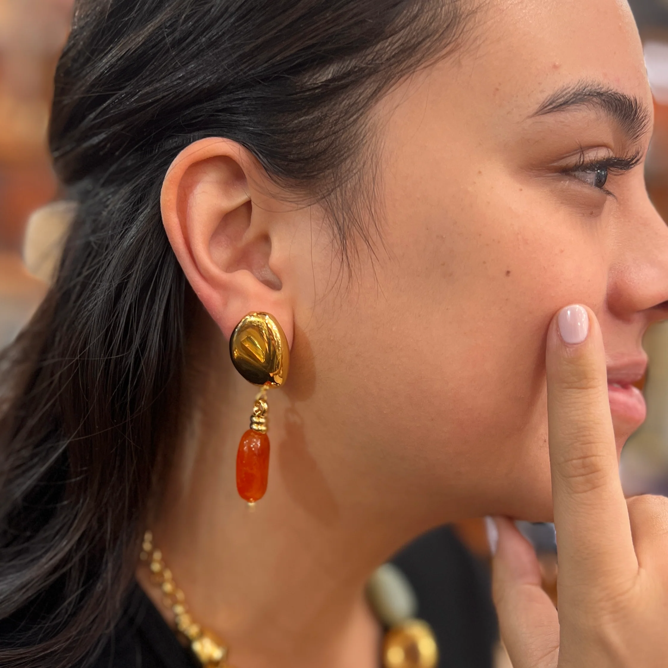 Boucle d'Oreille à Clips LOULOU en Métal Doré et Cornaline – Image 3