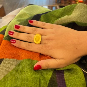 Large Bague Ovale en Plaqué Or et Cabochon Jaune