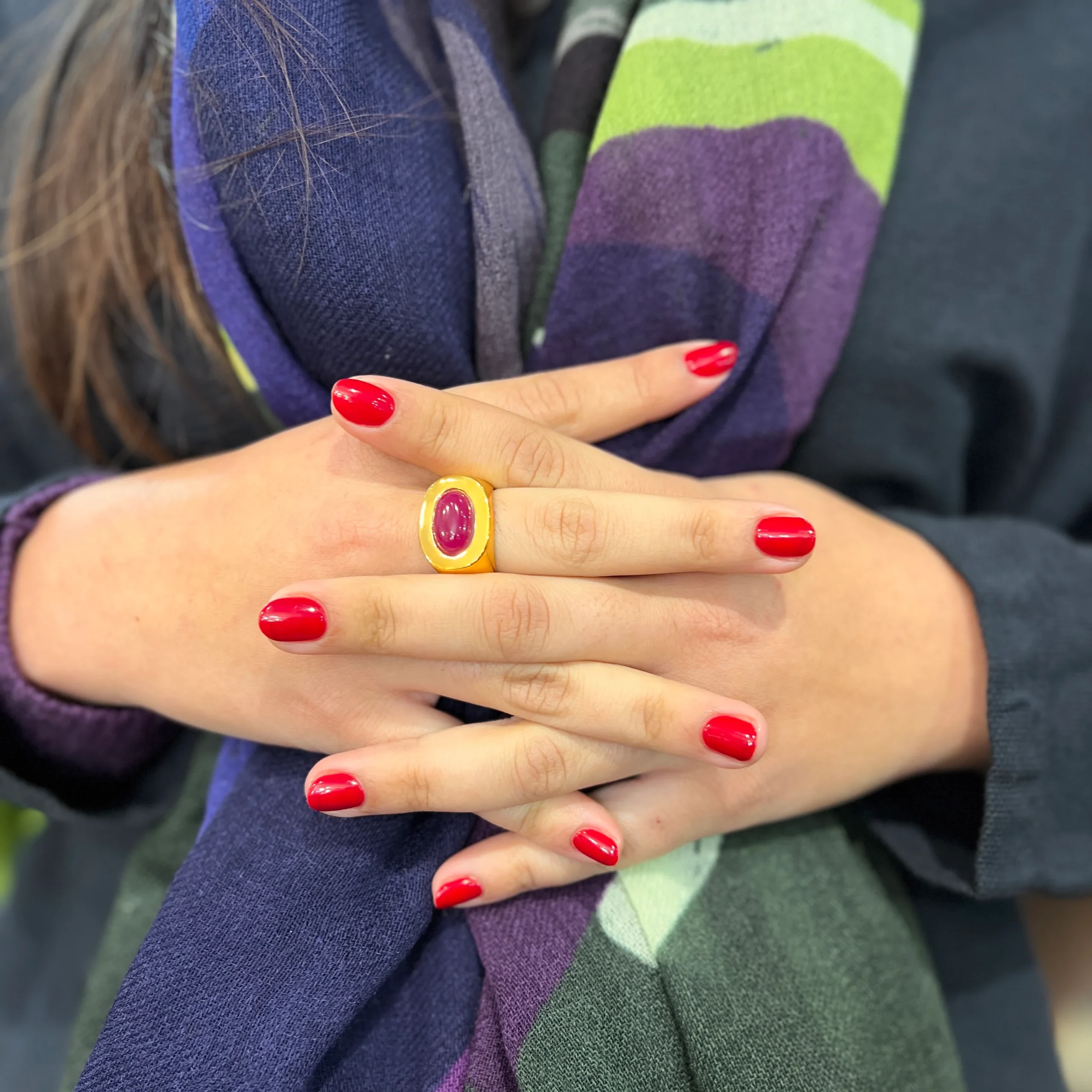 Large Bague Ovale en Plaqué Or et Cabochon Rose/Bordeaux – Image 4