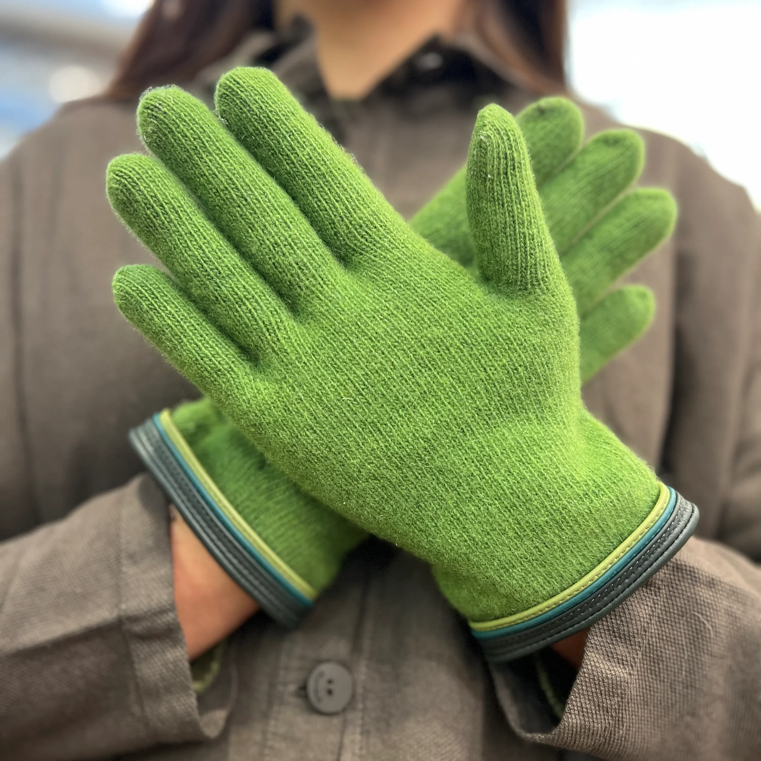Gants Tactiles en Laine Vert et Finitions en Cuir Multicolores