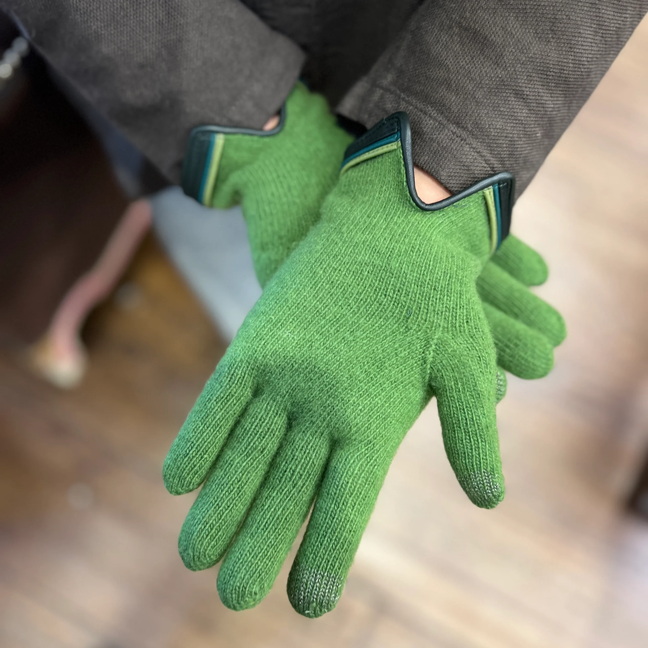 Gants Tactiles en Laine Vert et Finitions en Cuir Multicolores – Image 3