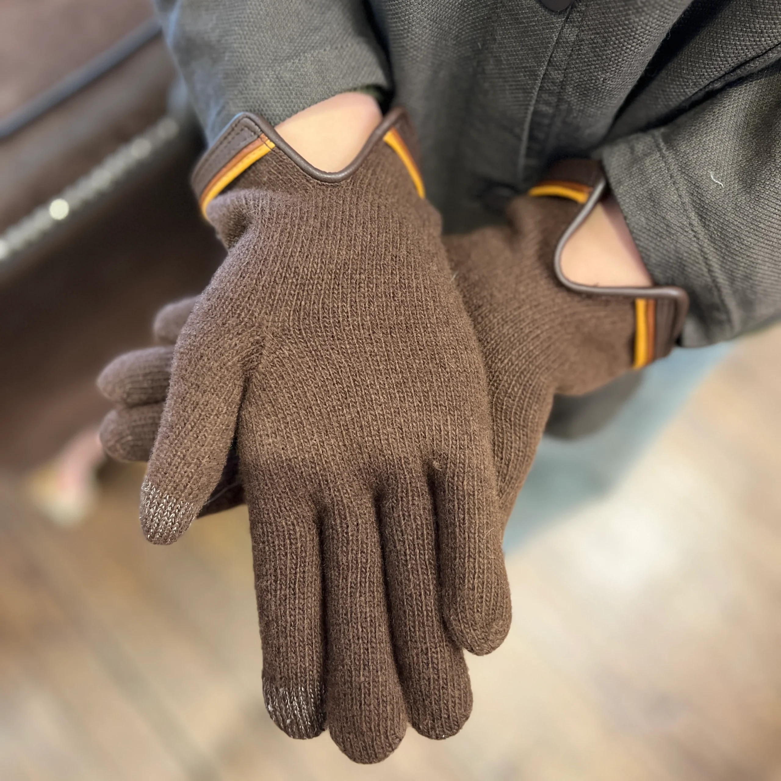 Gants Tactiles en Laine Marron et Finitions Cuir Mulmticoles – Image 2