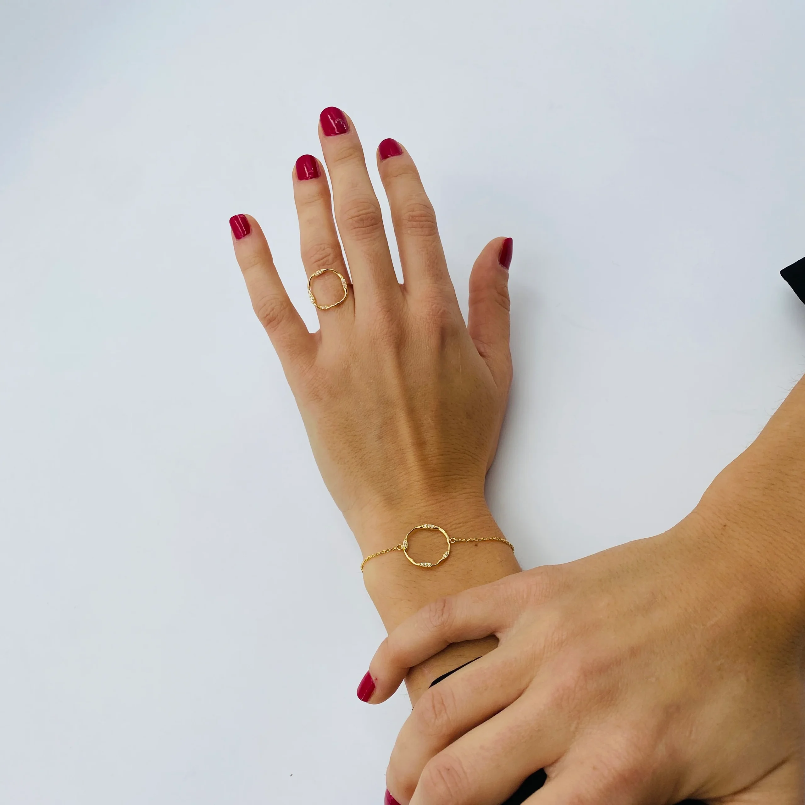 Bague ANYA Cercle Ajouré Serti Zircons Blancs – Image 3