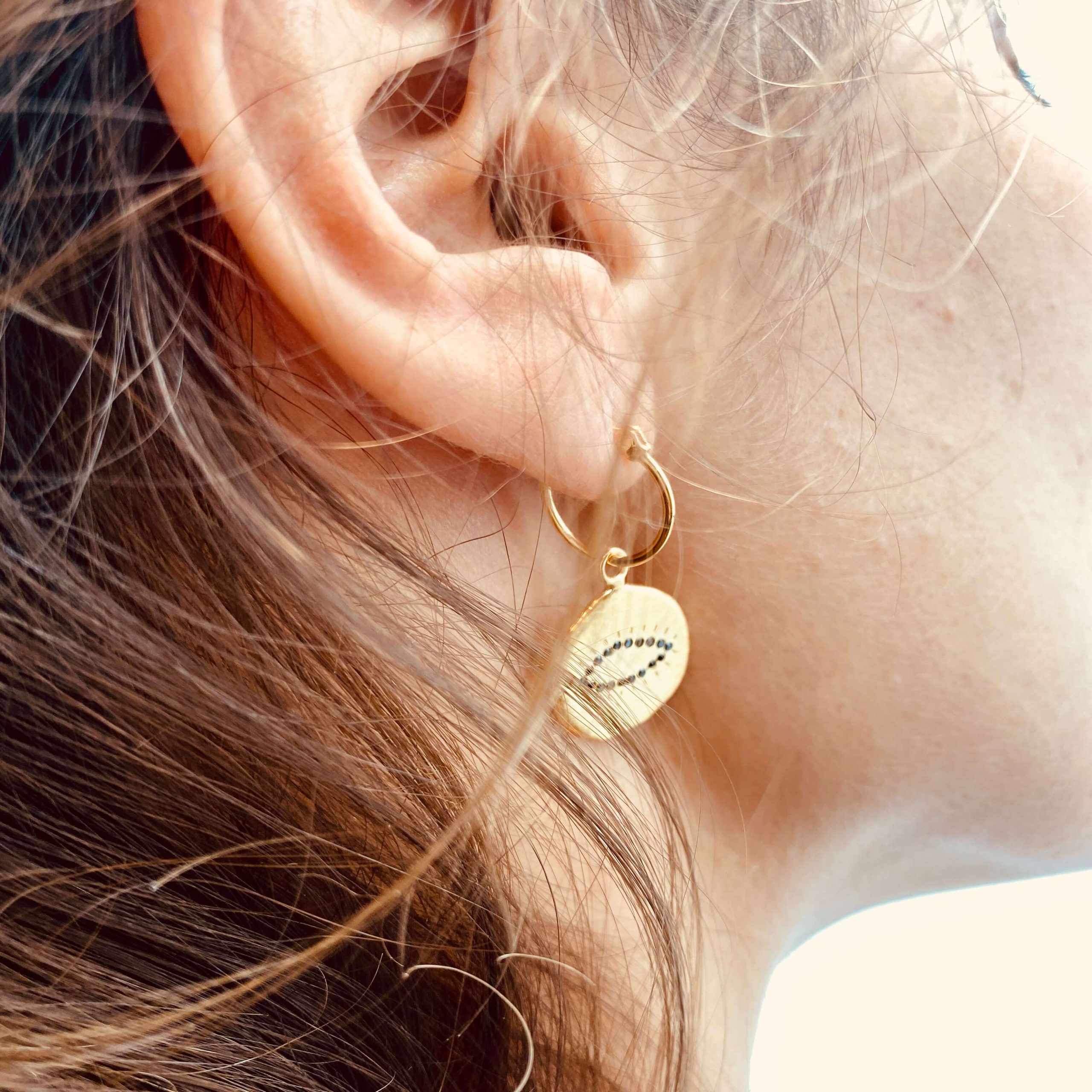 Créoles Médailles HAPPY Serties de Zircons Noirs – Image 3