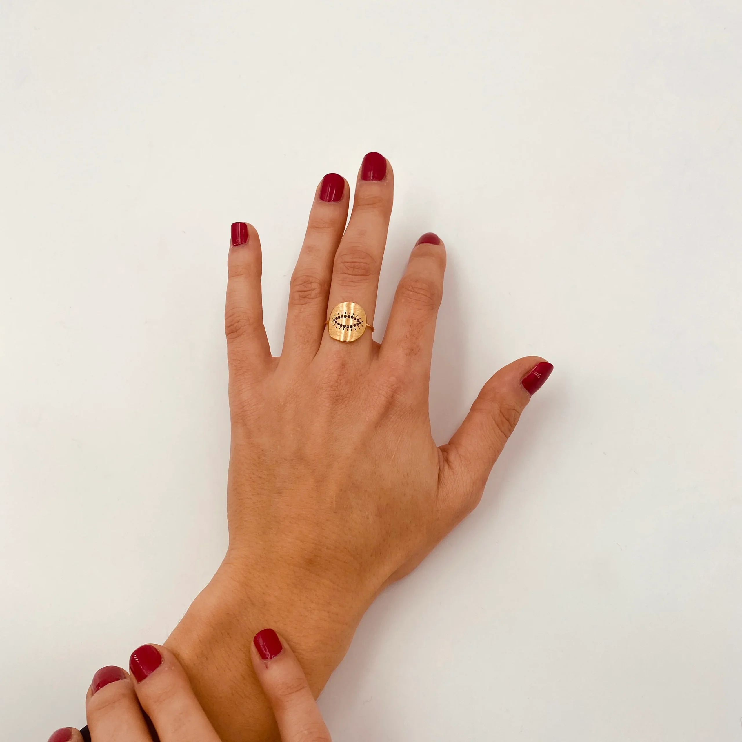 Bague Médaille HAPPY Sertie de Zircons Noirs – Image 3