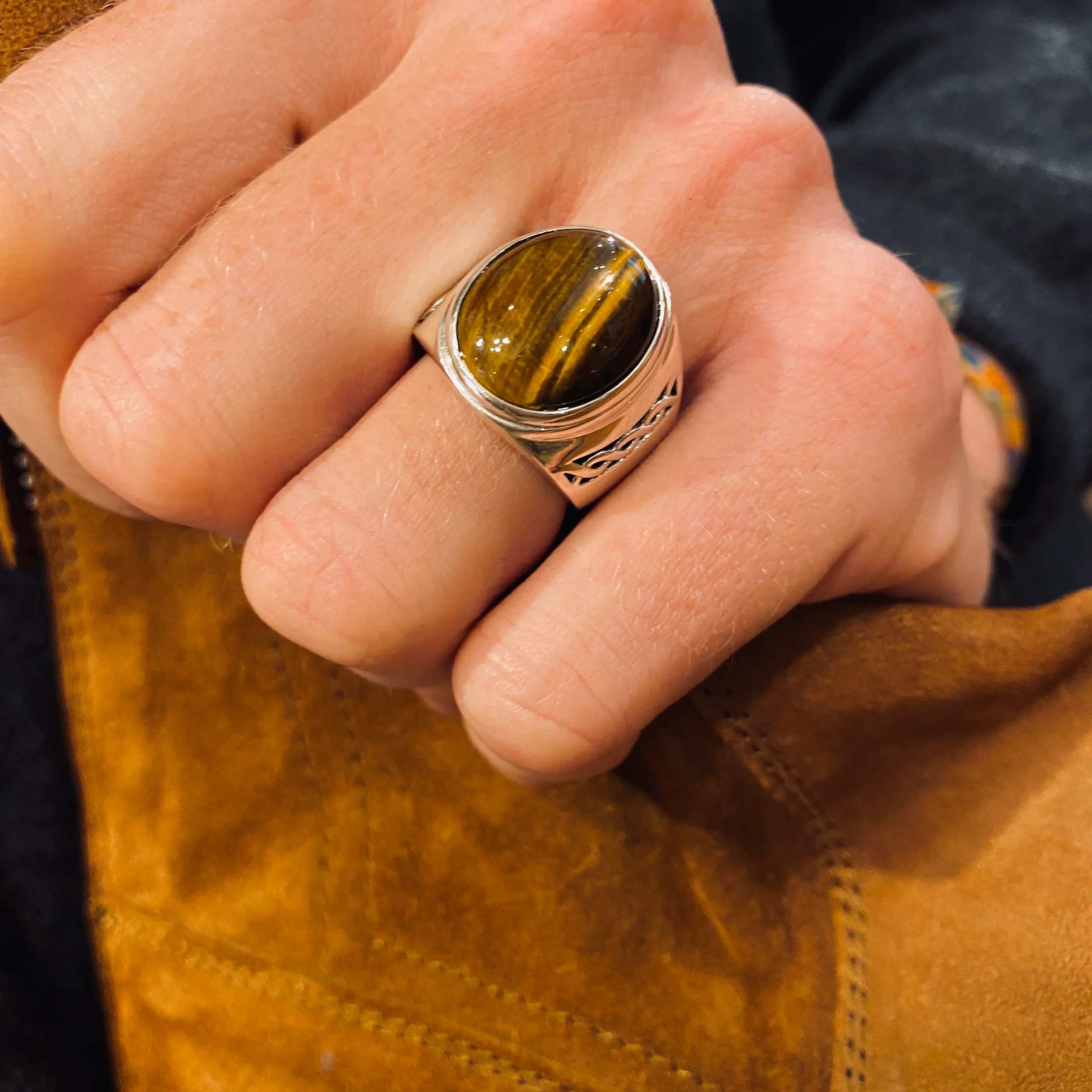 Grande Chevalière Ovale Gravée en Oeil de Tigre