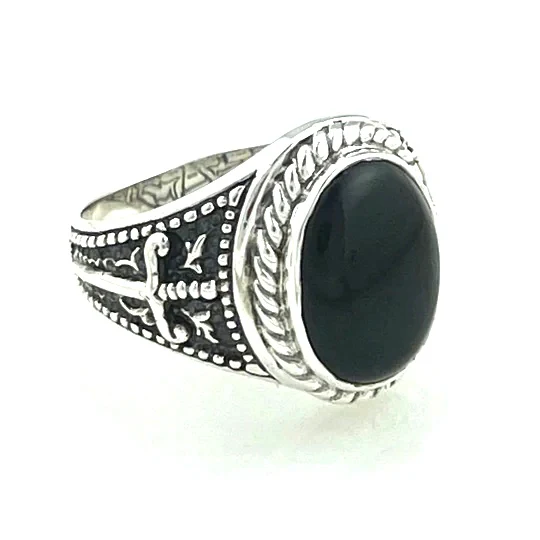 Chevalière en Argent Travaillé Sertie d'un Onyx Noir