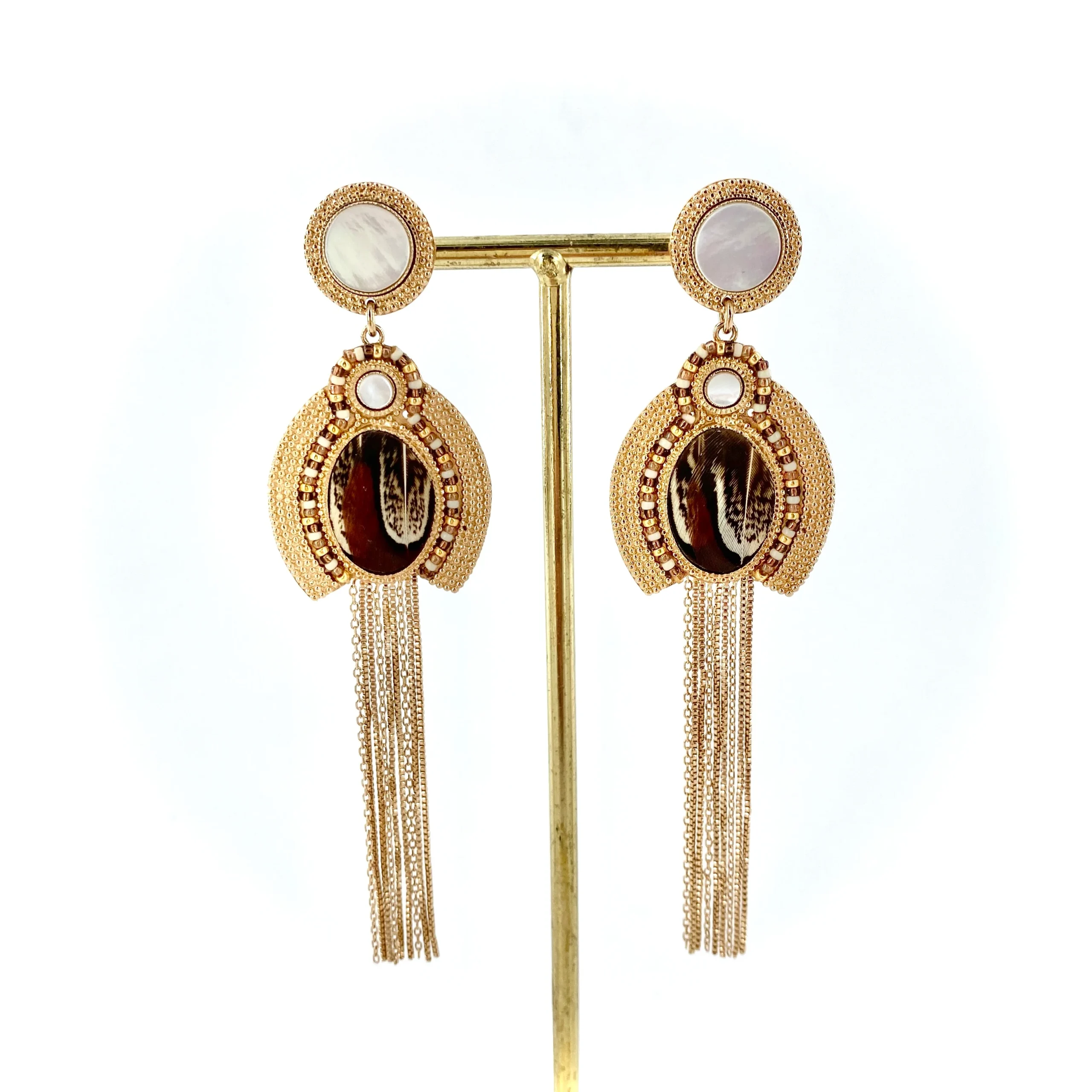 Boucles d'Oreilles CLAUDIA GM en Plume et Nacre Blanche – Image 2